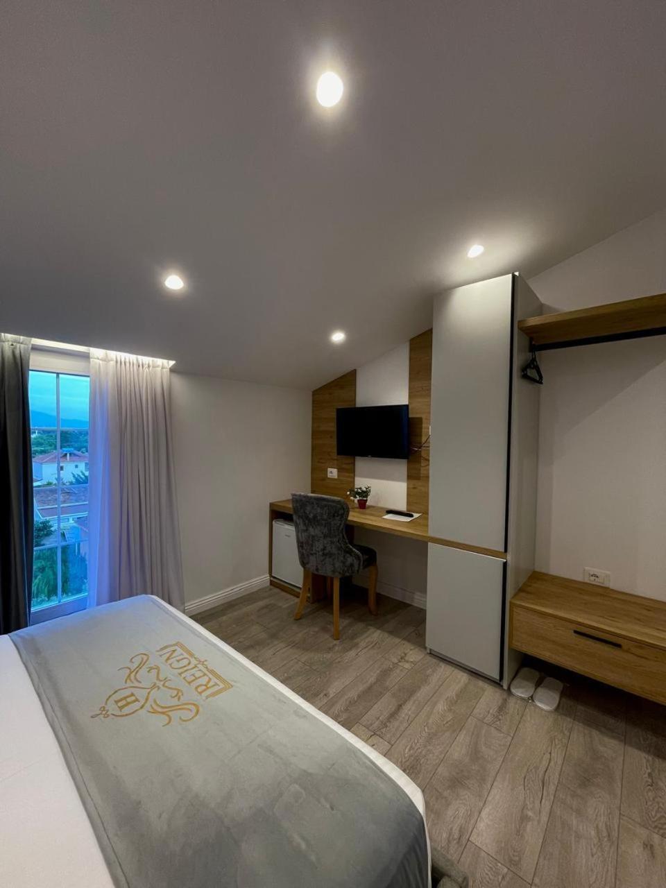 Reign Hotel Vorë Eksteriør billede