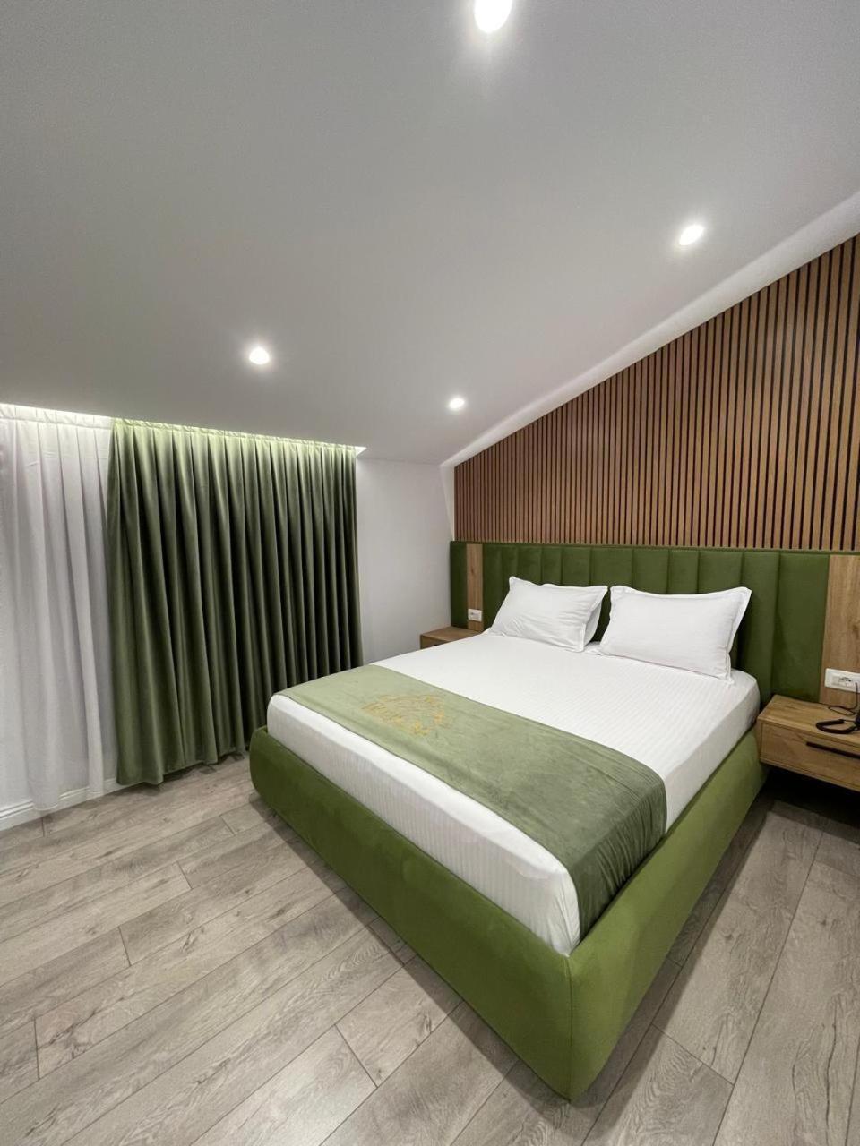 Reign Hotel Vorë Eksteriør billede